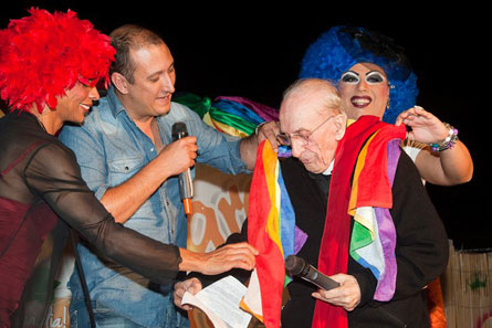 Andrea Gallo junto a varias Drags en un manifestacion del Orgullo Gay